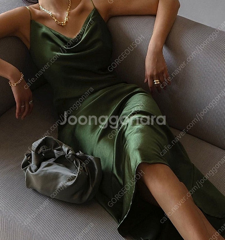 (새상품급) 페이퍼문 드레이프 디테일 실키 원피스 블랙...--2