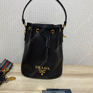 프라다 버킷백