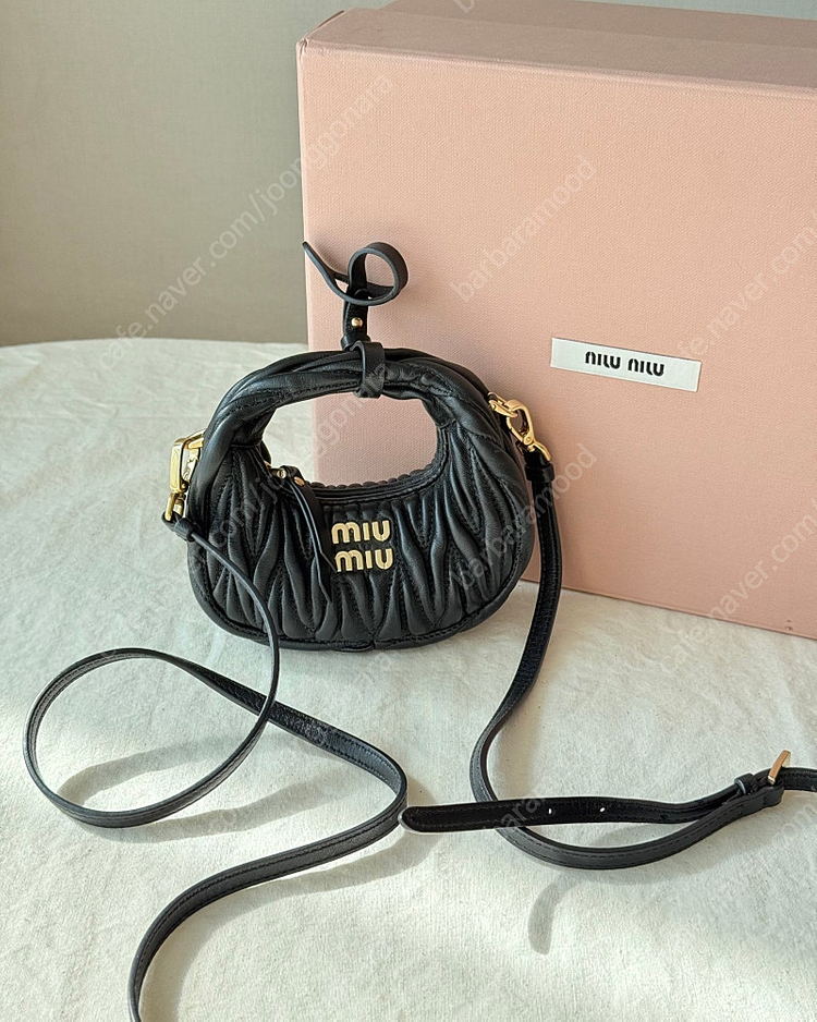 미우미우 완더 마테라쎄 나파 가죽 마이크로 호보백--1