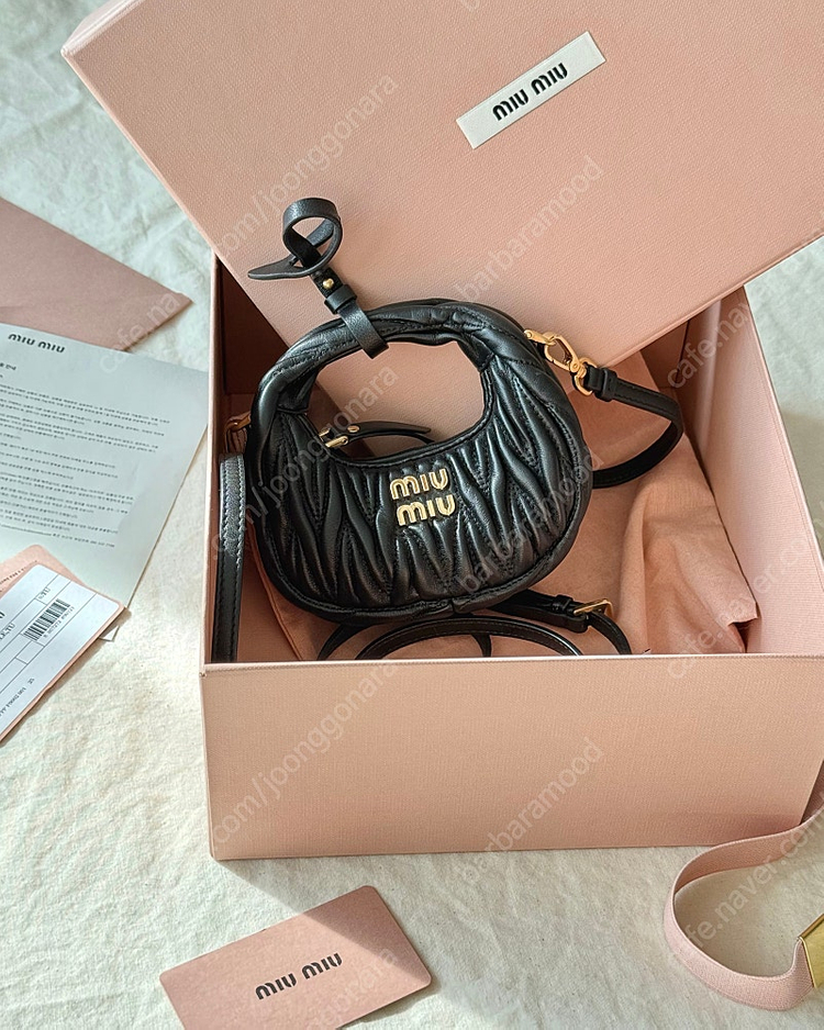 미우미우 완더 마테라쎄 나파 가죽 마이크로 호보백--2