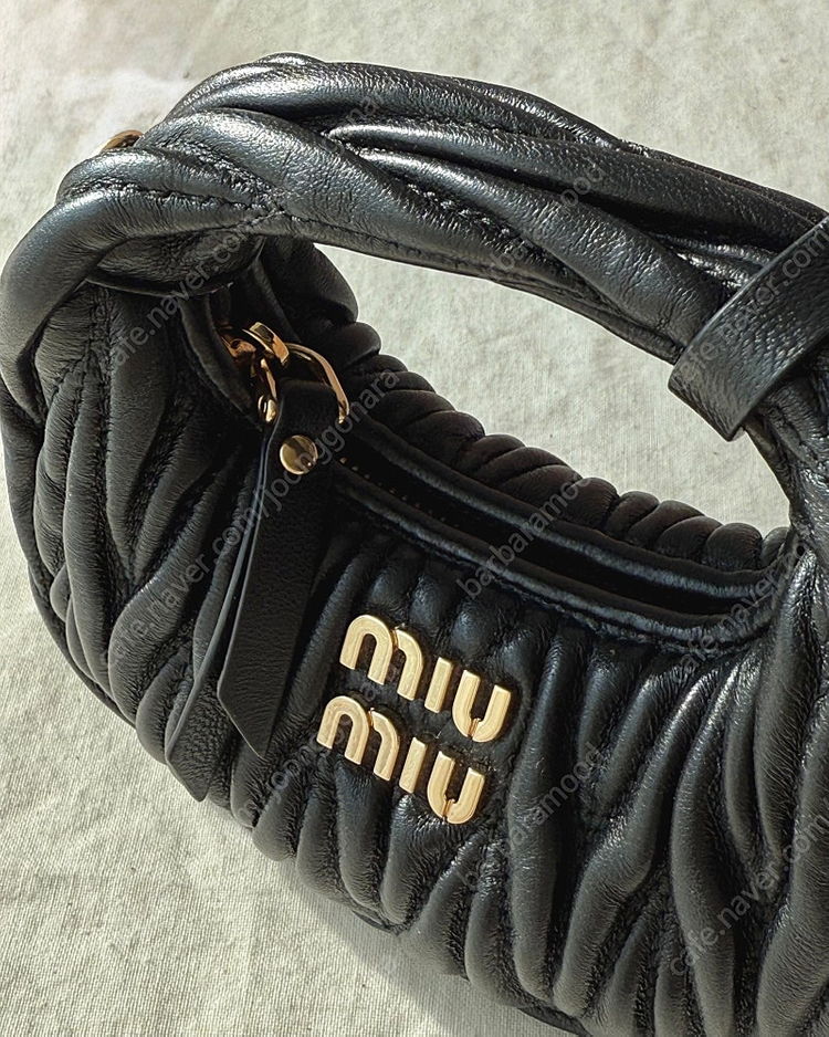 미우미우 완더 마테라쎄 나파 가죽 마이크로 호보백--3