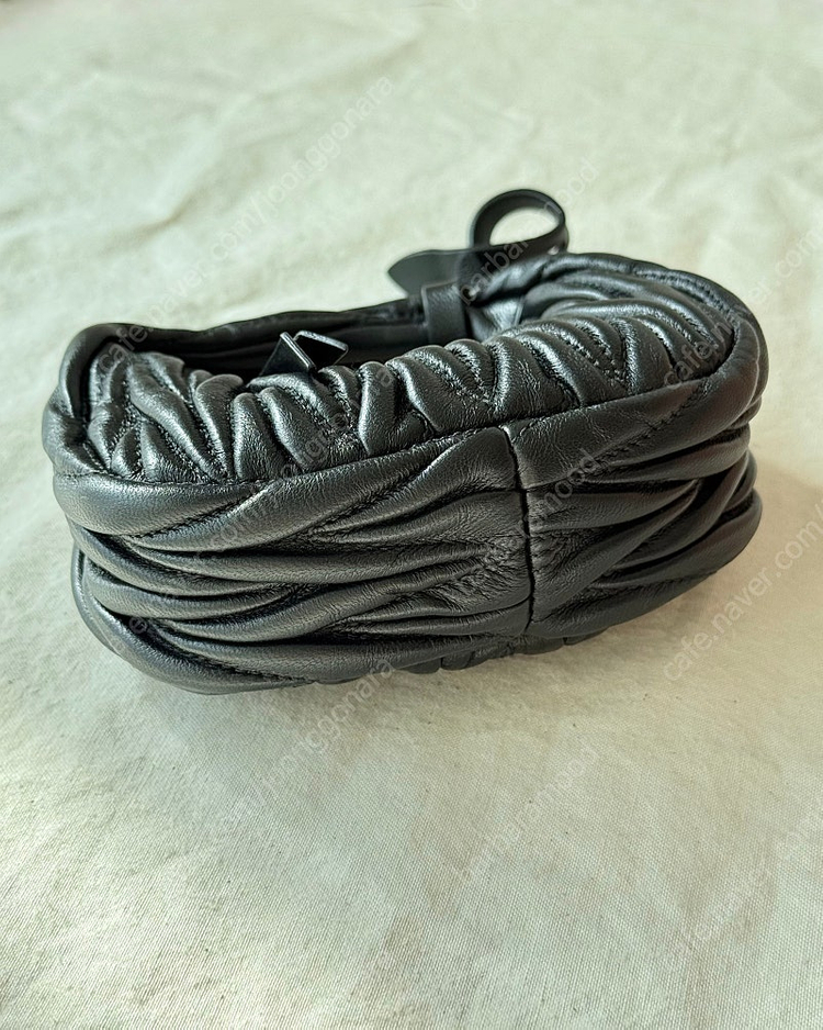 미우미우 완더 마테라쎄 나파 가죽 마이크로 호보백--5