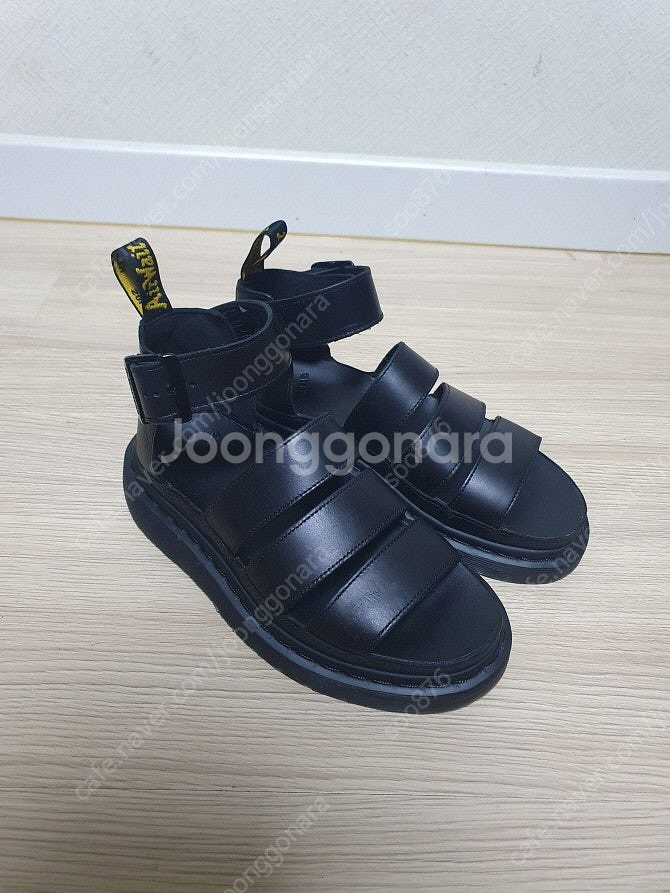 닥터마틴 클라리사2 샌들 사이즈 230 판매해요--1