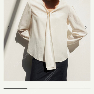 시에 SIE 플로타이블라우스 커스터드 크림 스몰사이즈