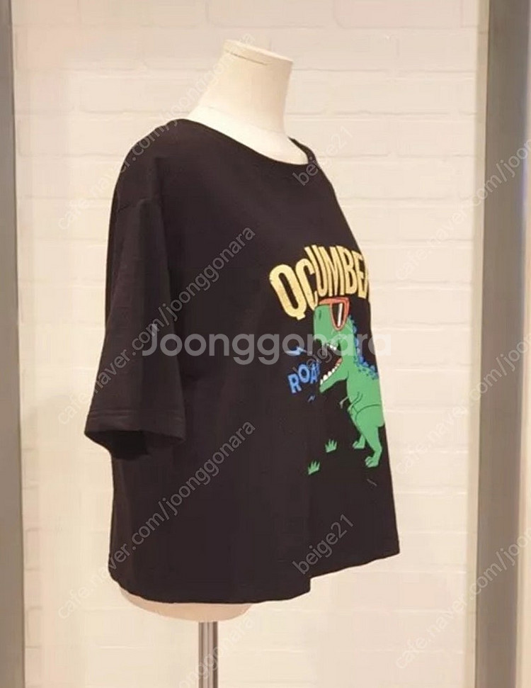 공룡프린트가 귀엽고 편안한 흔치않은티셔츠.--1