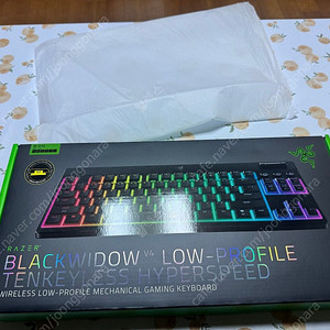 (미개봉 새제품) 레이저코리아 블랙위도우 V4 TKL 로우프로파일 하이퍼스피드 한글 블랙, 옐로우축