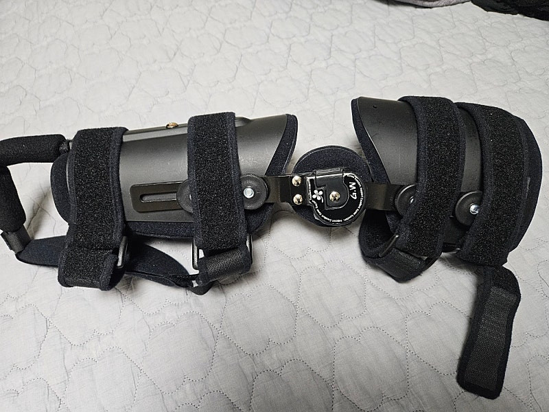 손목 팔꿈치 오른팔 보조기 팝니다.--1