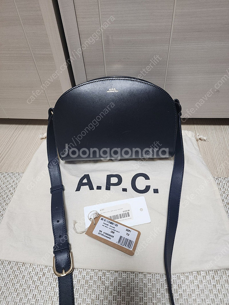 (정품) 아페쎄 하프문백 크로스 가방 다크네이비--1