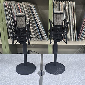 AKG P420 마이크 + 탁상용 스탠드 포함해서 팝니다 (2개 있습니다)