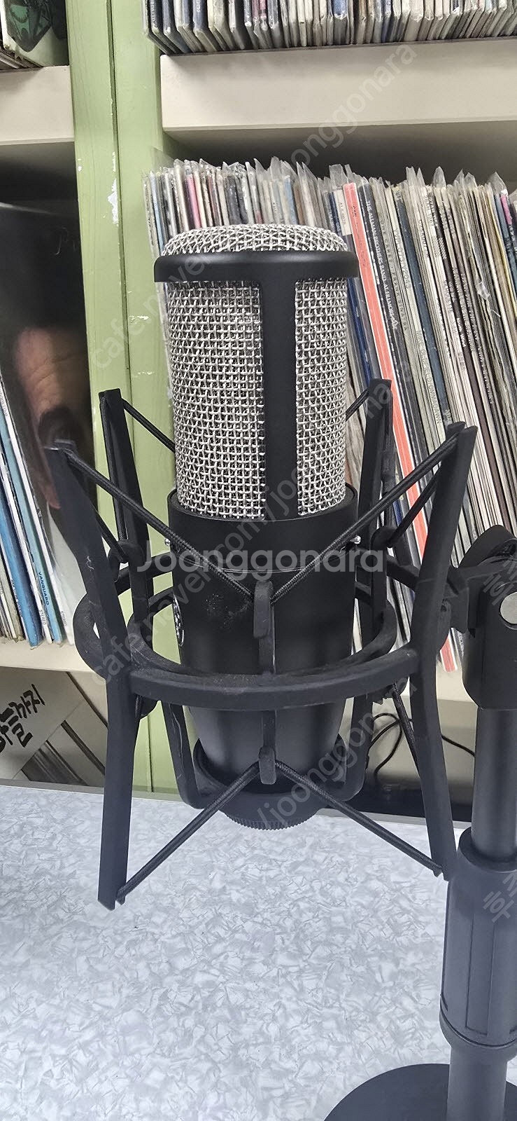 AKG P420 마이크 + 탁상용 스탠드 포함해서 팝니...--3