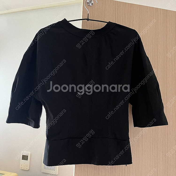 에뜨 블랙 절개라인 뒤트임 진주단추 블랙티셔츠 블라우스--0
