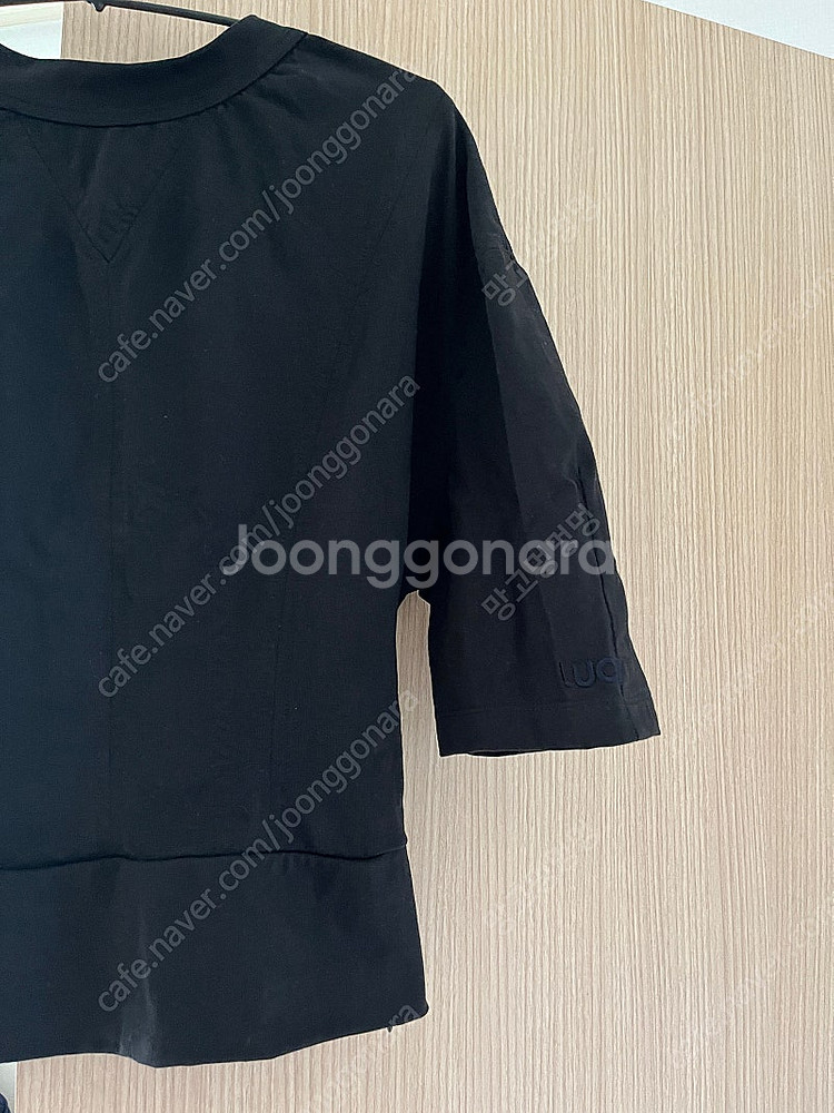 에뜨 블랙 절개라인 뒤트임 진주단추 블랙티셔츠 블라우스--1