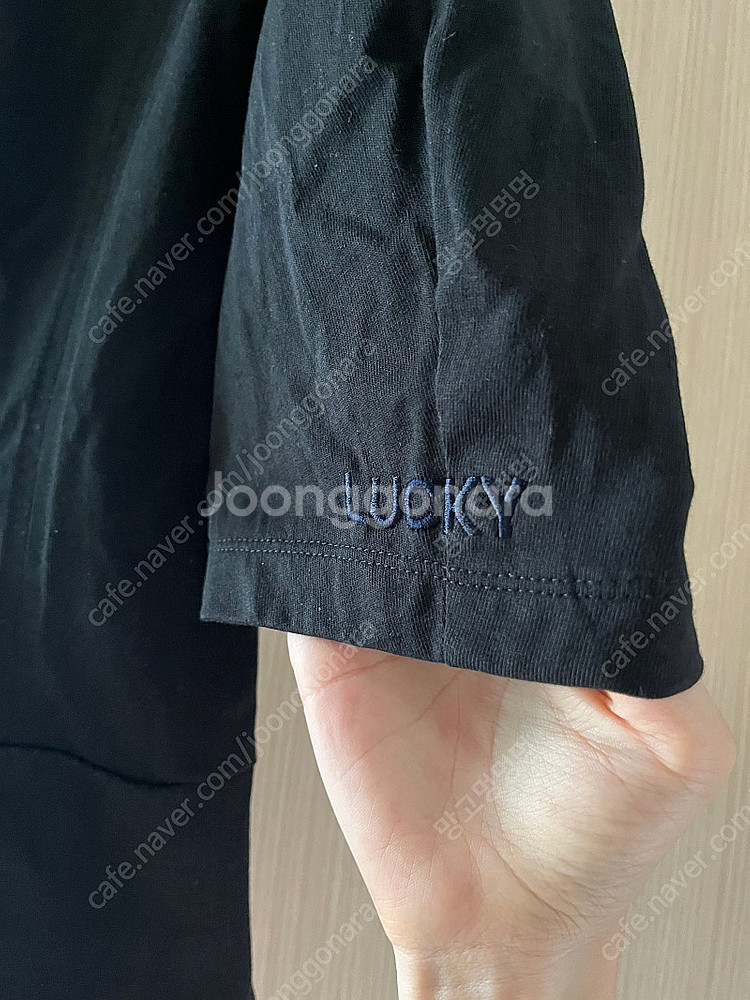 에뜨 블랙 절개라인 뒤트임 진주단추 블랙티셔츠 블라우스--2