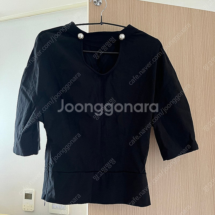 에뜨 블랙 절개라인 뒤트임 진주단추 블랙티셔츠 블라우스--3