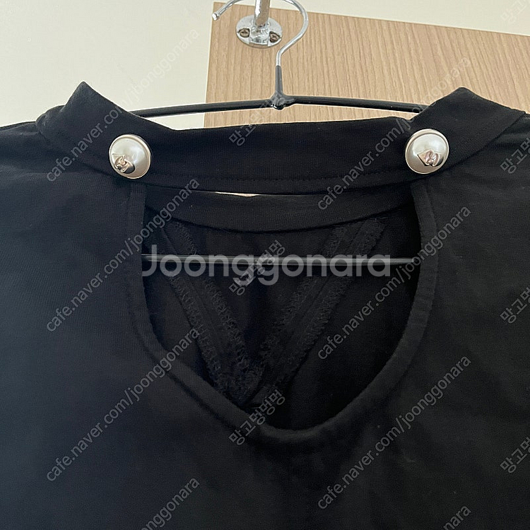 에뜨 블랙 절개라인 뒤트임 진주단추 블랙티셔츠 블라우스--4