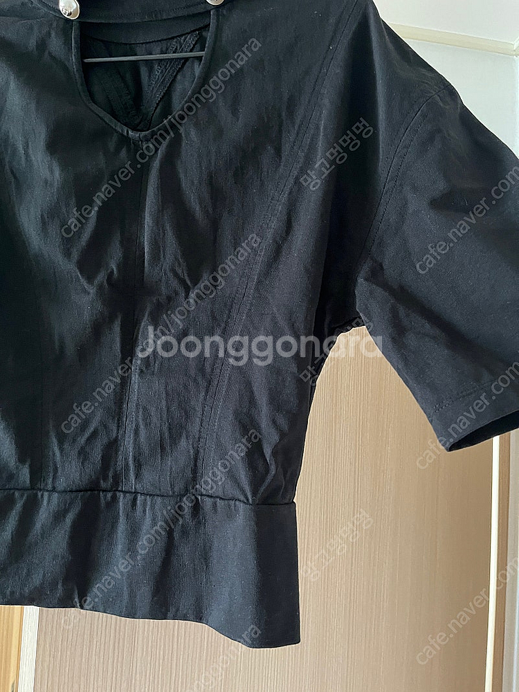 에뜨 블랙 절개라인 뒤트임 진주단추 블랙티셔츠 블라우스--5
