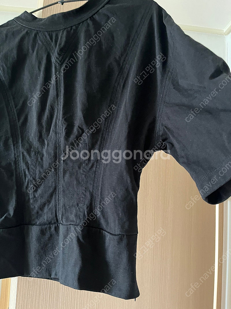 에뜨 블랙 절개라인 뒤트임 진주단추 블랙티셔츠 블라우스--6