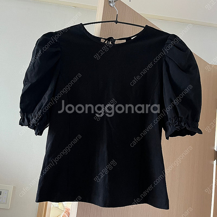럭키슈에뜨 블랙 여성 반팔티셔츠 퍼프소매 블라우스 뒷리...--0