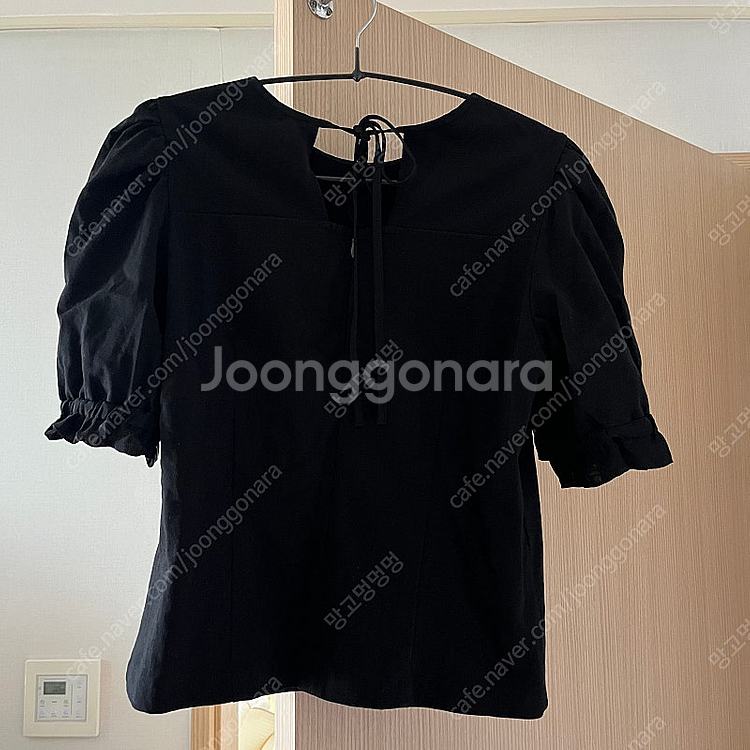 럭키슈에뜨 블랙 여성 반팔티셔츠 퍼프소매 블라우스 뒷리...--2