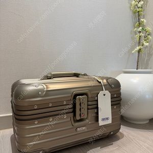 리모와 오리지널 뷰티캐리어 티타늄골드 색상