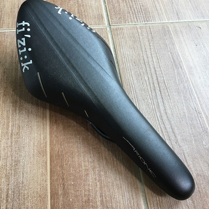 안장 몇가지.