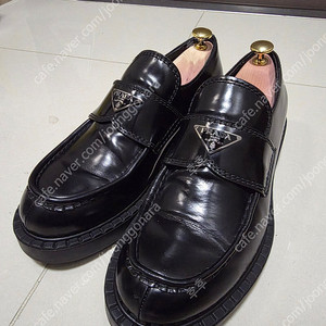 프라다 초콜릿 브러시드 로퍼 판매 합니다.