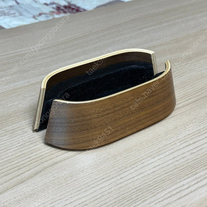 HumanCentric 목재 수직 노트북 스탠드 (블랙 월넛)