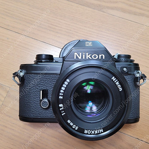 니콘 EM 카메라와 일본 내수용 팬케잌렌즈 mf 50mm 1.8 판매합니다.