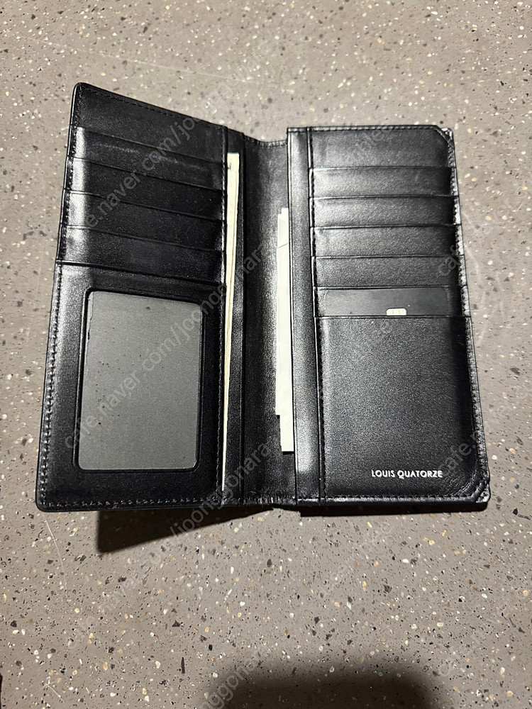 지갑들 판매합니다 급처분,급정리,빠르게 뺍니다 정품이고 가격제시 가능 가격협의 가능--2