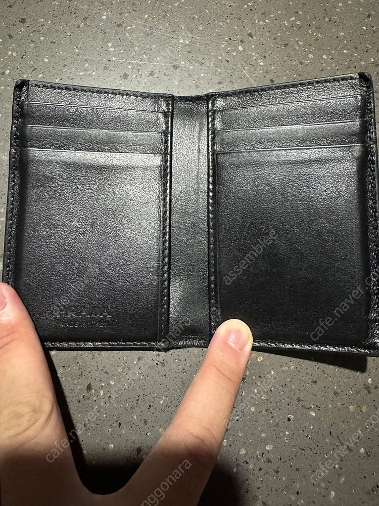지갑들 판매합니다 급처분,급정리,빠르게 뺍니다 정품이고 가격제시 가능 가격협의 가능--5