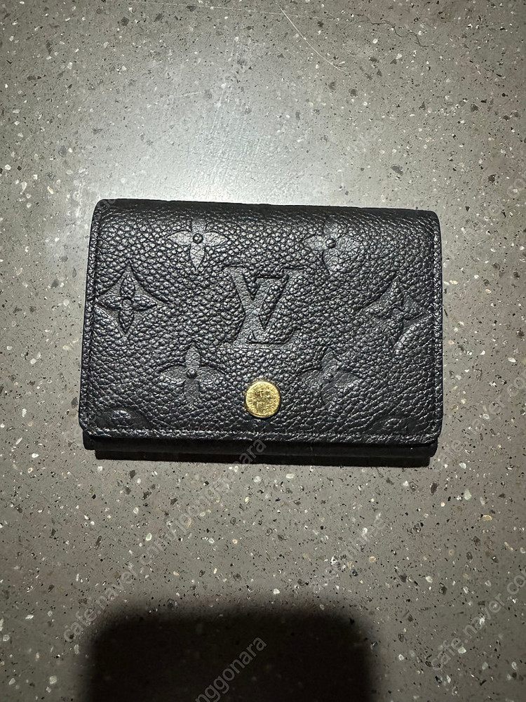지갑들 판매합니다 급처분,급정리,빠르게 뺍니다 정품이고 가격제시 가능 가격협의 가능--6