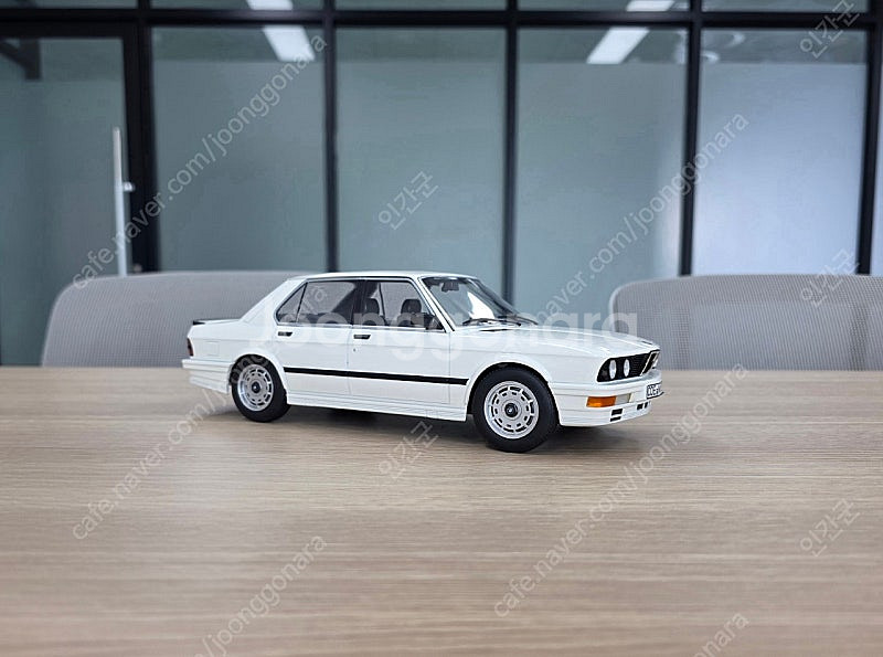 1:18 스케일 BMW E28 M535I 다이캐스트 모...--0