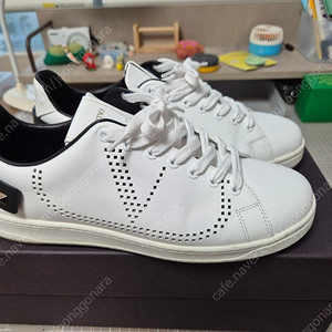 발렌티노 백넷 스니커즈