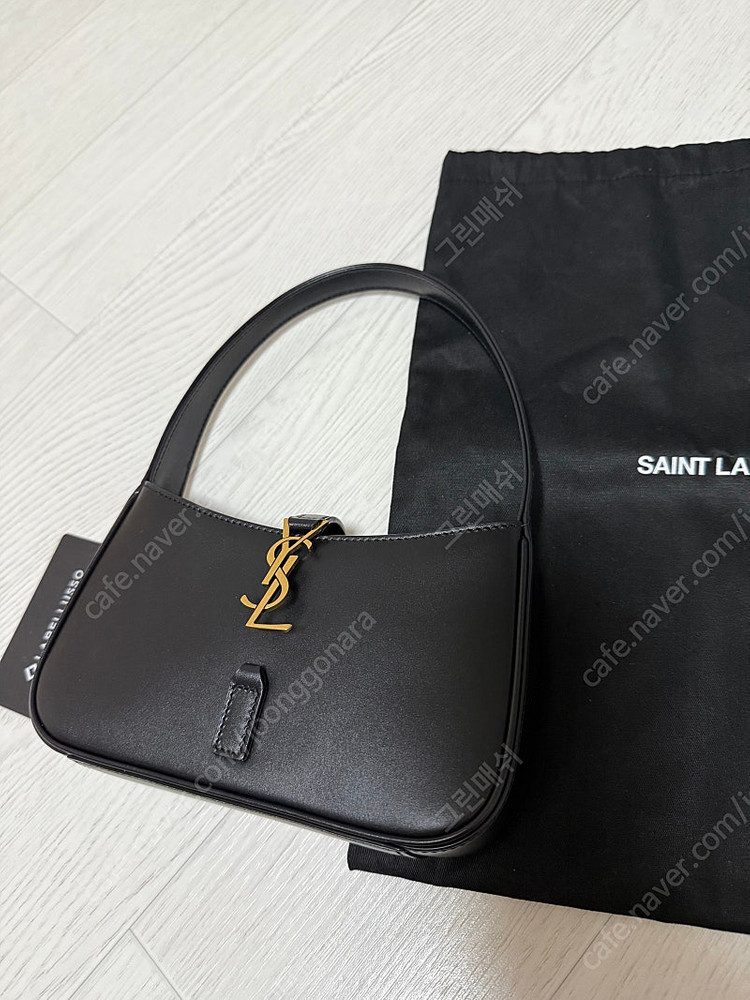 생로랑 모노그램 숄더백 팝니다.--3