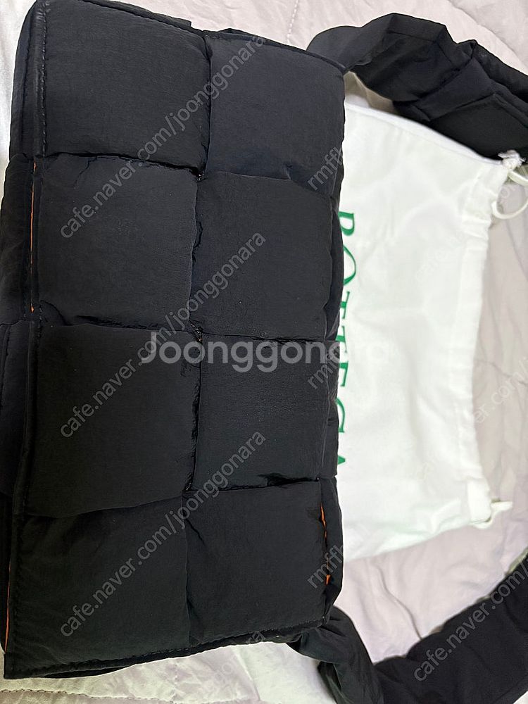 보테가베네타 패디드 패딩 카세트백--2