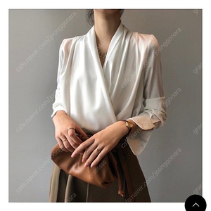 마이아 볼륨 드레이프 블라우스 M사이즈 새 상품