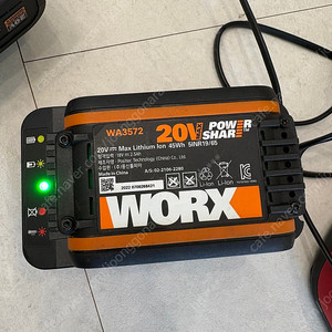 WORX PowerShare 20V 배터리 세트 (4Ah + 2.5Ah) + 충전기