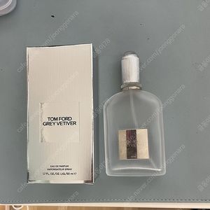 톰포드 그레이 베티버 공병(50ml) 택포 2만에 판매합니다