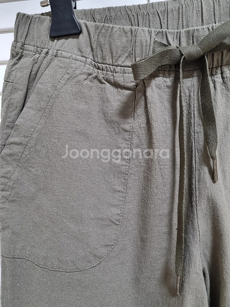 밑단 단추장식 린넨 7~8부 밴딩바지. 카키.--2