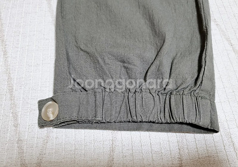 밑단 단추장식 린넨 7~8부 밴딩바지. 카키.--3