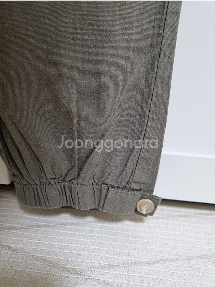 밑단 단추장식 린넨 7~8부 밴딩바지. 카키.--5