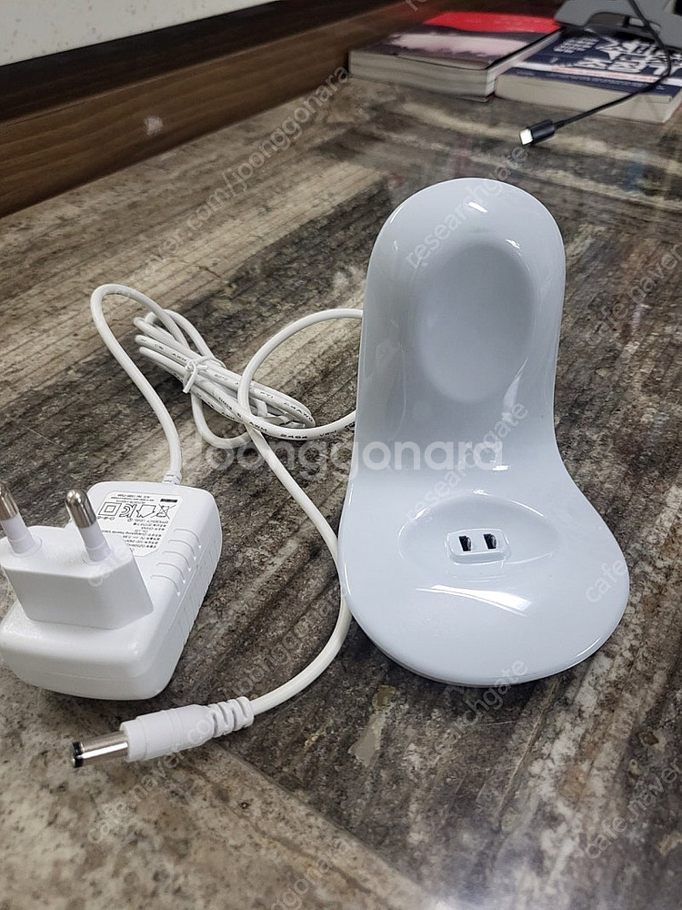 누페이스 거치대와 충전기--0