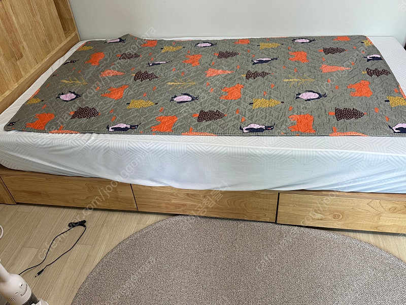 (1년사용)원목침대프레임+매트리스 팔아요 이미지