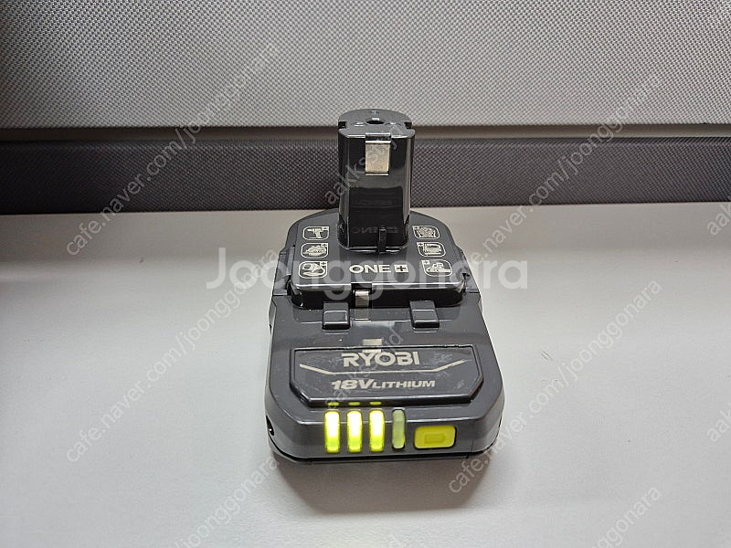 RYOBI 로비 배터리 18V 2AH 판매합니다.--1