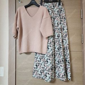 브이넥 반팔니트 +스커트 66사이즈 판매합니다 (+니트여러개있어요)