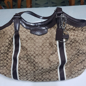 코치시그니처 숄더백 브라운