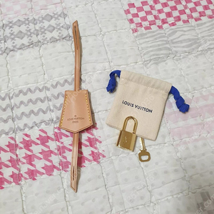 정품 루이비통 카우 하이브리드 가죽 키벨과 자물쇠 패드락 판매합니다