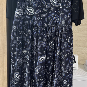 럭키슈에뜨 페이즐리 나시 원피스