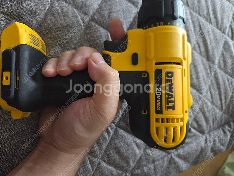 디월트 전동드릴 배터리 팝니다--0