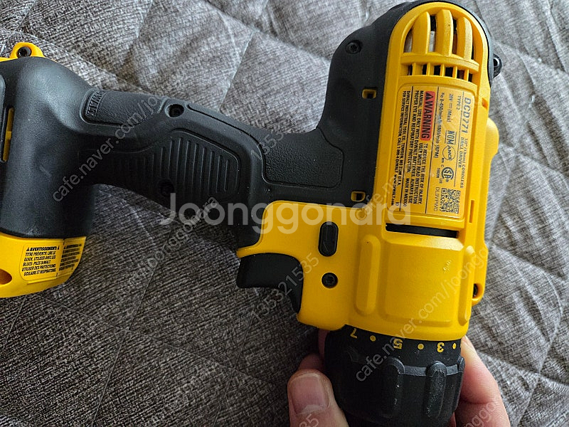 디월트 전동드릴 배터리 팝니다--1